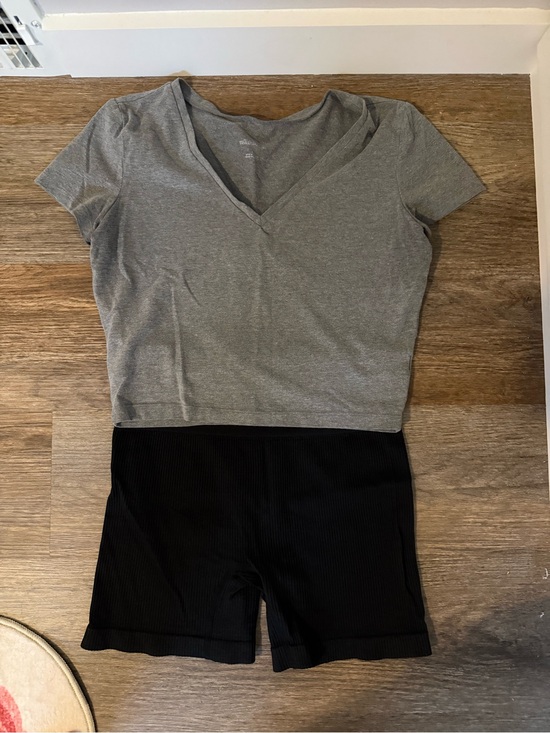 Colsie Pants - Gray V-Neck Crop Tee with Black Ribbed Shorts Set size Large